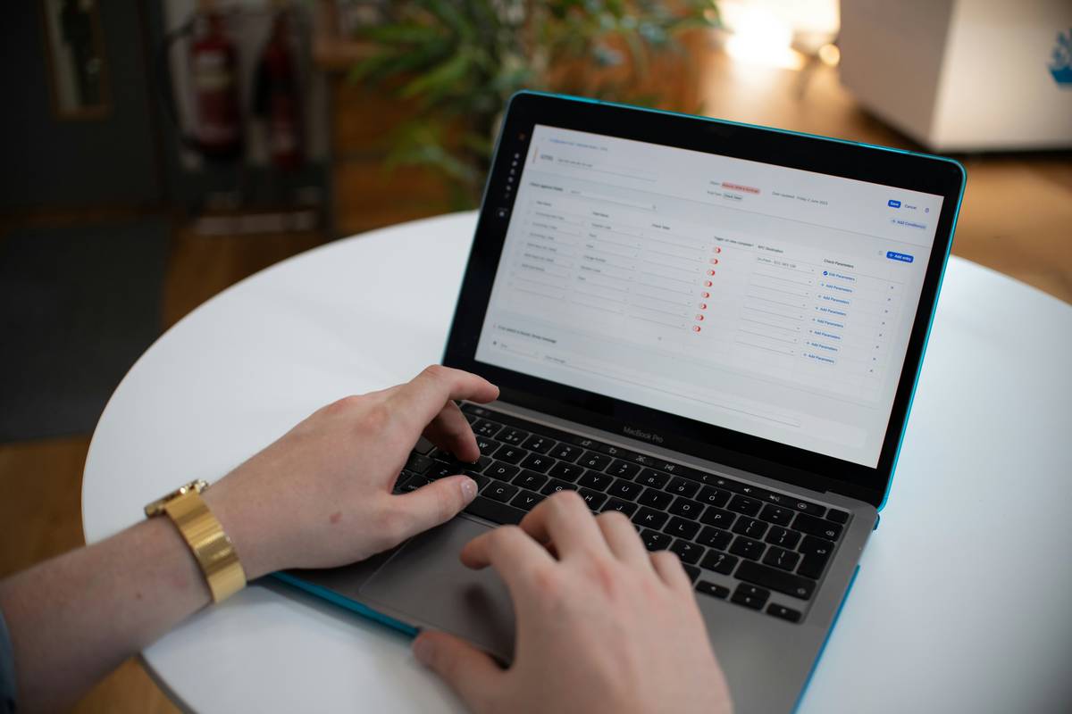 Bar chart showing 70% of knowledge workers will use AI workflow tools daily by 2025 per Gartner, with 62% reporting time savings